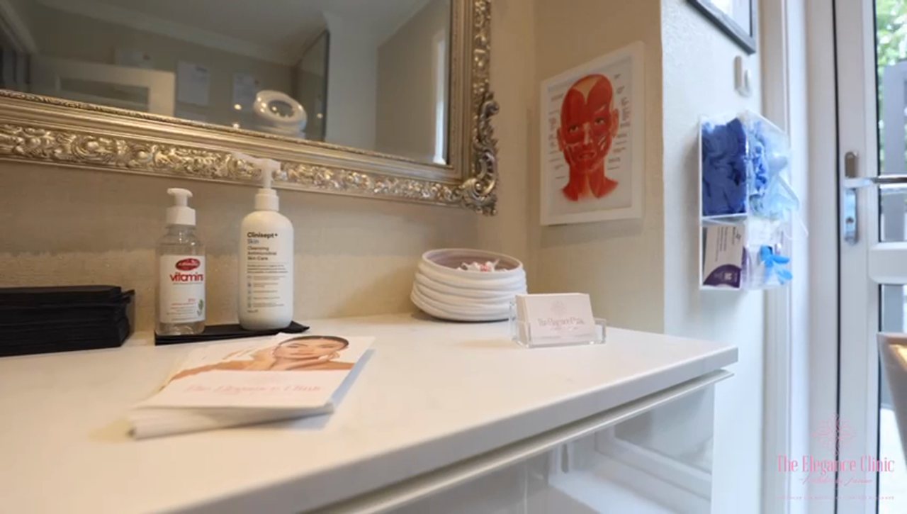 Hygienic preparation station with medical-grade antiseptic and single-use supplies